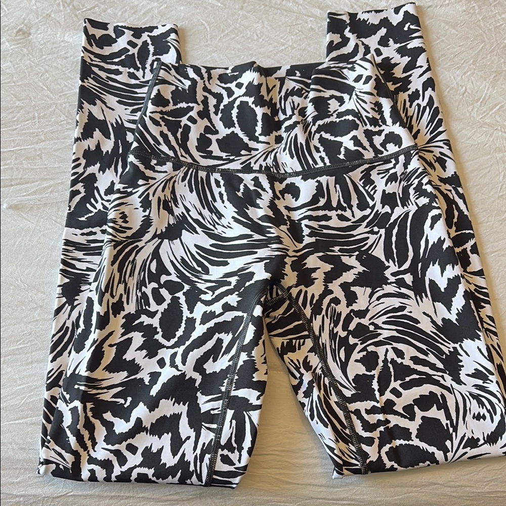 Offline by Aerie High-Waist Black & White Printed Leggings. Never worn